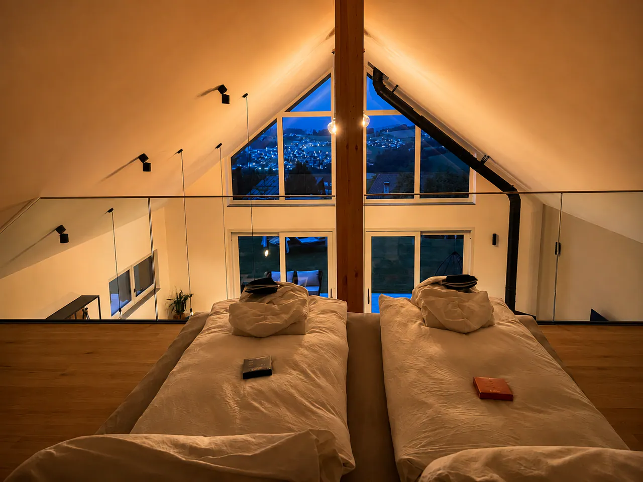 Panorama-Schlafzimmer im Chalet Panorama mit Fensterfront und Abendlicht