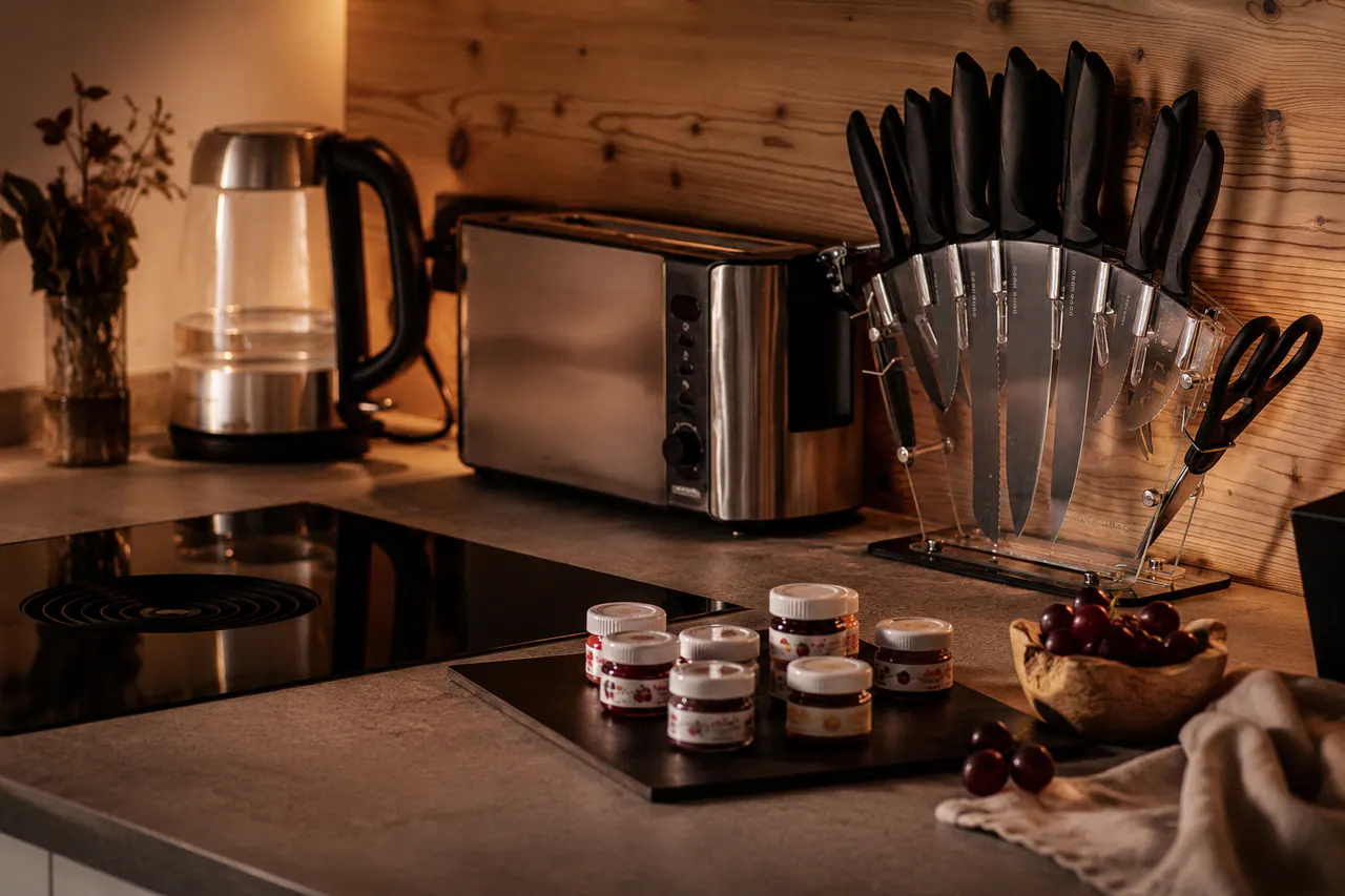 Küchendetail im Chalet Deluxe mit warmem Licht