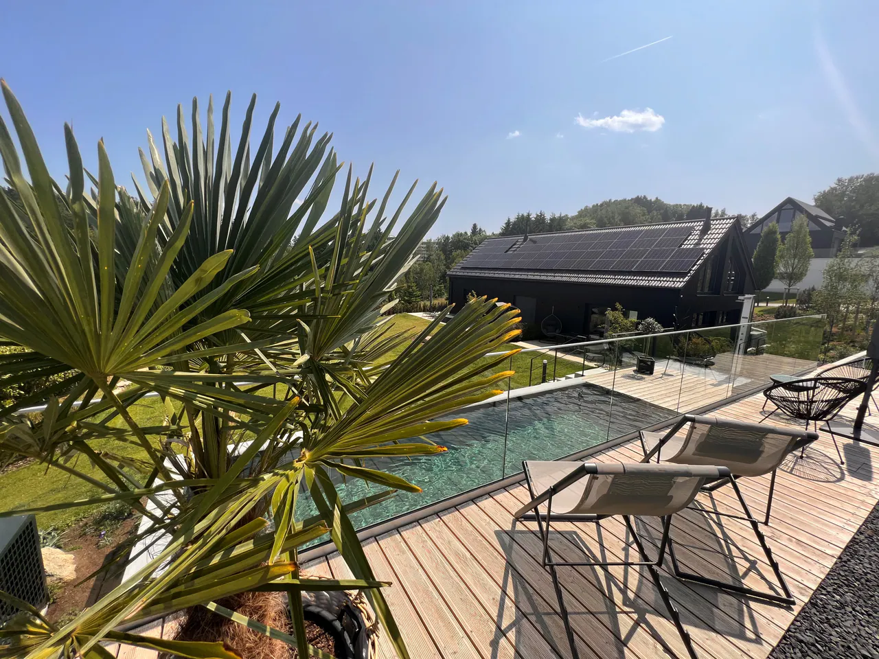 Naturpool der Anlage der Wolfsteiner Bergchalets