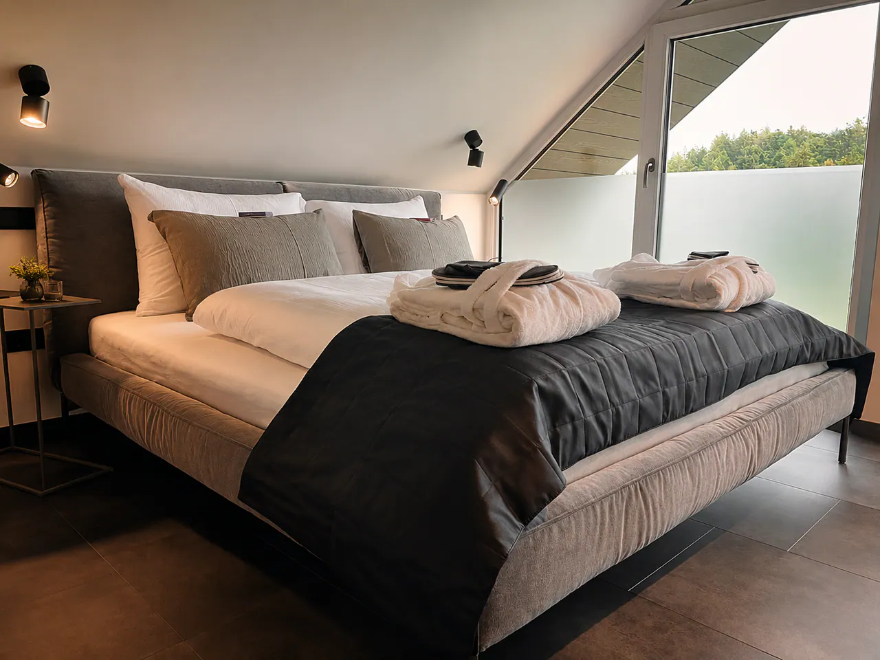 Schlafbereich im Chalet Deluxe mit heller, ruhiger Atmosphäre