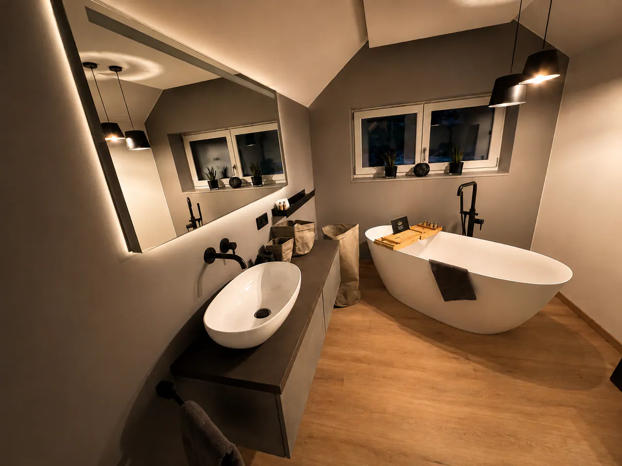 Badezimmer im Chalet Panorama mit Badewanne und warmem Licht