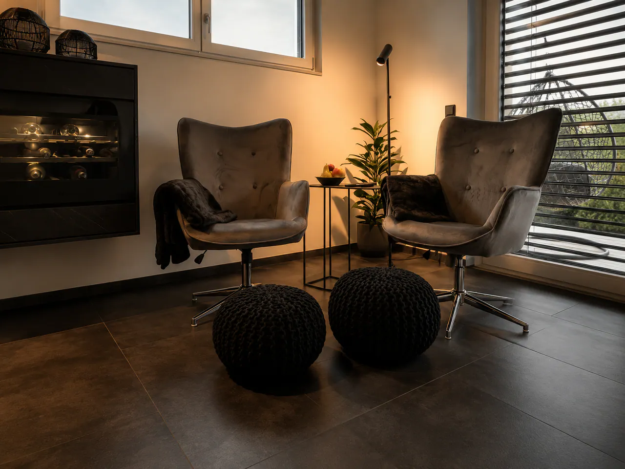 Wohnbereich im Chalet Deluxe mit warmem Ambiente