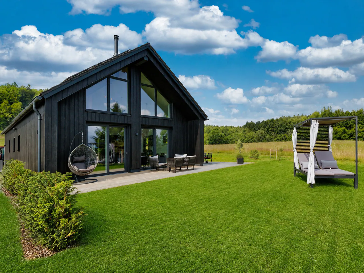 Chalet Panorama der Wolfsteiner Bergchalets mit heller Hausansicht und Panoramawiese