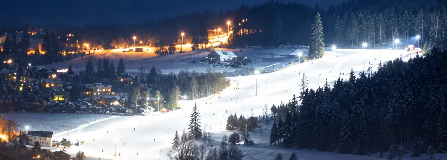 Beleuchtete Skipiste am Geyersberg über Freyung