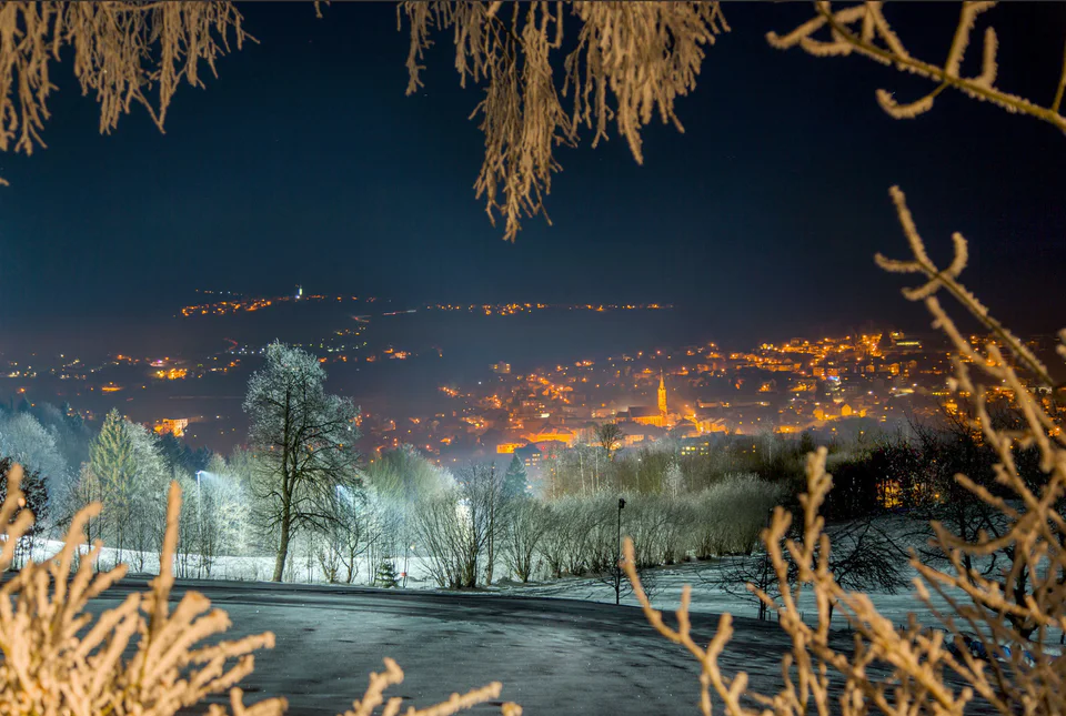 Verschneites Freyung vom Geyersberg bei Nacht