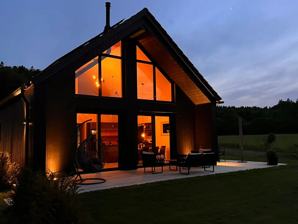 Wolfsteiner Bergchalets in ruhiger Abendstimmung am Geyersberg