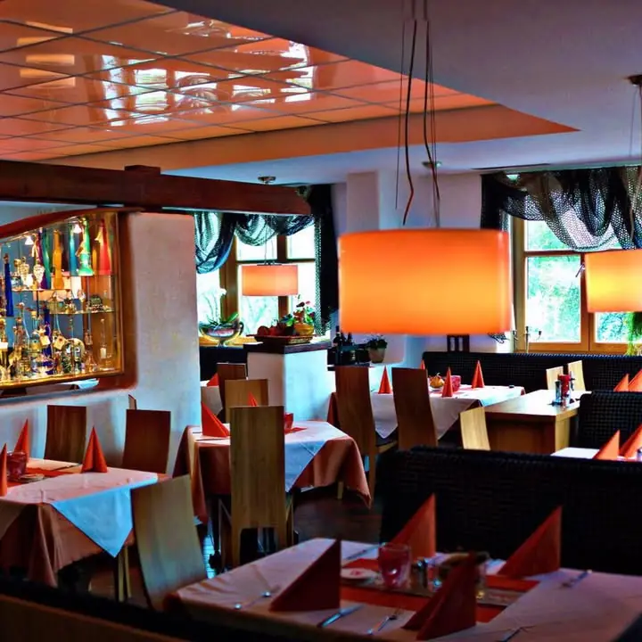 Gastraum der Ristorante-Pizzeria Goldener Steig in Freyung mit gedeckten Tischen